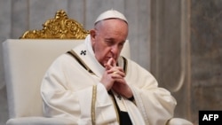 El ppa Francisco durante la misa de Domingo de Pascua, a puertas cerradas, en la Basílica de San Pedro. 