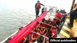 Migrantes cubanos y centroasiáticos iban a bordo de una embarcación interceptada por la Armada colombiana en el Golfo de Urabá.