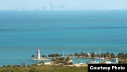 16 cubanos llegaron a Boca Chita Key (foto). Al fondo el downtown de Miami.