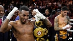 El cubano Erislandy Lara celebra tras derrotar a Michael Zerafa, de Australia, en una pelea por el título de peso mediano, el sábado 30 de marzo de 2024, en Las Vegas. (Foto AP/John Locher)