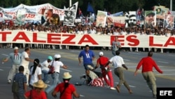 Daniel Llorente, con bandera de EEUU, es detenido cuando sale ante la multitud que desfila por la Plaza José Martí el 1 de mayo de 2017.