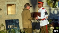 Raúl Castro coloca en la tumba la urna con las cenizas de Fidel Castro, en el cementerio Santa Ifigenia.