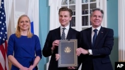 El secretario de Estado, Antony Blinken (a la derecha), con el ministro de Defensa de Finlandia, Antti Häkkänen, y la canciller de Finlandia, Elina Valtonen, en Washington, DC, el 18 de diciembre de 2023 (AP/Susan Walsh).