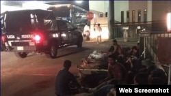 Policía antimotines contiene protesta de cubanos en estación migratoria Siglo XXI, en Tapachula, México. (Captura de imagen/Televisa) Archivo.