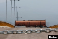 Así han bloqueado el acceso en el puente Tienditas.