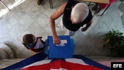 Un hombre vota en las elecciones en Cuba. Foto Archivo.