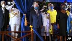 El Príncipe Carlos de Gran Bretaña (centro), junto a la Primera Ministra de Barbados, Mia Mottle (der) y el ex jugador de críquet Garfield Sobers (izq), en la Ceremonia de Inauguración Presidencial de la mandataria Sandra Mason.