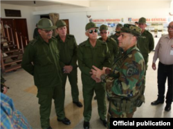 Joaquín Quintas Solá, general de cuerpo de ejército de las FAR fueron recibidos en La Orchila, base militar de la Armada Bolivariana, por el segundo comandante del Comando Estratégico Operacional (CEO), Almirante Remigio Ceballos.