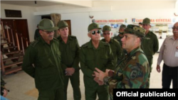 Joaquín Quintas Solá, general de cuerpo de ejército de las FAR en La Orchila, base militar de la Armada Bolivariana, escucha al comandante del Comando Estratégico Operacional (CEO), Almirante Remigio Ceballos.