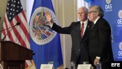 El vicepresidente de EEUU, Mike Pence, junto al secretario general de la Organización de Estados Americanos, Luis Almagro.