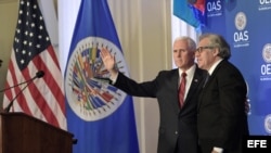 El vicepresidente de EEUU, Mike Pence, junto al secretario general de la Organización de Estados Americanos, Luis Almagro.