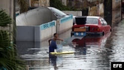 Una calle inundada tras el paso del huracán María hoy, jueves 21 de septiembre de 2017, en la municipalidad de Cataño (Puerto Rico).