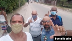 José Díaz Silva junto a otros miembros del MONR, durante una manifestación en La Güinera, Arroyo Naranjo. (Foto: Facebook)