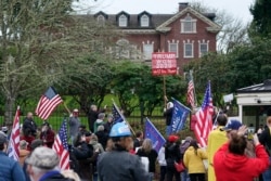 Protesta frente a la mansión del gobernador de Washington, en Olympia.