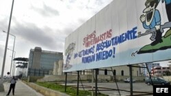 Vista a lo lejos, del edificio de la Sección de Intereses de EEUU en Cuba (SINA) ubicado en el malecón habanero. Foto Archivo