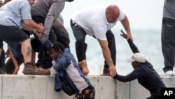 Migrantes cubanos intentando llegar a Key West, Florida, el 12 de agosto de 2022. (AP Photo/Mary Martin).