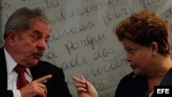 Dilma Rousseff (d), y Luiz Inácio Lula da Silva (i).