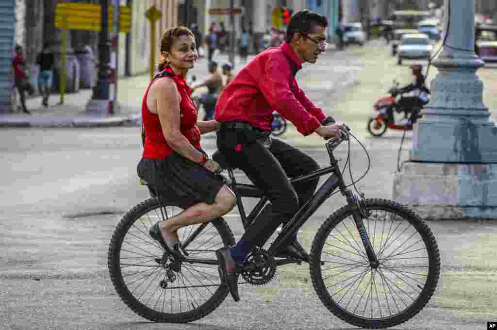 Cubanos se transportan en bicicleta en La Habana.&nbsp;&nbsp;(AP Photo/Ramon Espinosa)