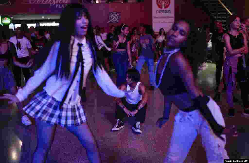 Jóvenes bailan al ritmo del K-pop, música popular coreana en una casa cultural en La Habana, Cuba, el sábado 7 de septiembre de 2024. (Foto AP/Ramón Espinosa)