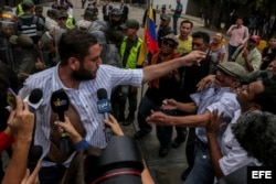 El diputado Juan Requesens (i) dirige una protesta en la sede del Tribunal Supremo de Justicia (TSJ) hoy, jueves 30 de marzo de 2017, en Caracas (Venezuela). Decenas de dirigentes opositores en Venezuela rechazaron hoy la sentencia que publicó el miércol