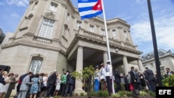 Vista de la bandera cubana izada en la embajada del país en Washington, Estados Unidos el 20 de julio de 2015.