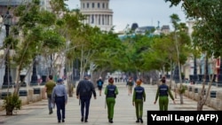 Policías en El Paseo del Prado, La Habana. (Yamil Lage/AFP/Archivo)