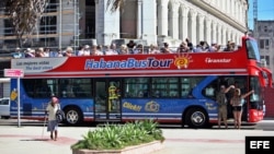 Un autobús pasea turistas por La Habana.