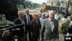 El senador demócrata Patrick Leahy (d) junto a otros legisladores de EEUU durante su visita a Cuba en 2015. (Archivo).