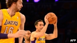 Steve Nash se prepara para tirar.