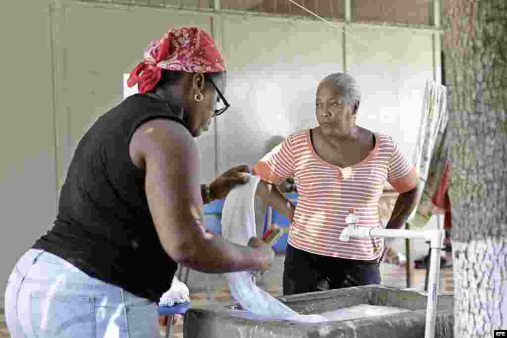 Cubanos realizan sus actividades cotidianas antes de salir del país, en uno de los albergues ubicados en el pueblo de La Cruz, Costa Rica. EFE