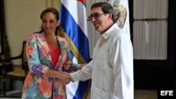 La secretaria de Relaciones Exteriores de México, Claudia Ruiz Massieu, estrecha la mano de su homólogo cubano, Bruno Rodríguez, durante una reunión el lunes 19 de octubre de 2015, en La Habana. 