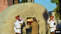 Raúl Castro coloca en la tumba la urna con las cenizas de Fidel Castro.