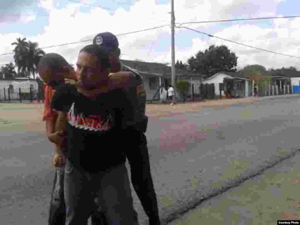 Arresto del pastor bautista Mario Félix Lleonart Barroso en Camajuaní, Villa Clara; domingo 20 de marzo de 2016. Fotos: Yoaxis Marcheco Suárez, cortesía.