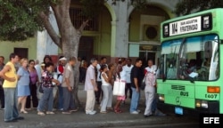 Cola de la guagua en La Habana