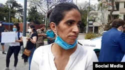 Anamely Ramos, durante una protesta frente a la Embajada de Cuba en México. (Facebook/Claudia Padrón)