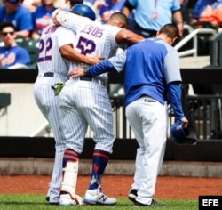 Yoenis Céspedes (c) sale del terreno luego de lastimarse este jueves, 27 de abril de 2017.