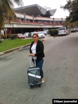 Joanna Columbié afuera del aeropuerto en La Habana tras recibir negativa de viaje a Perú