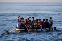 Migrantes llegan al enclave español de Ceuta, cerca de la frontera de Marruecos y España, el miércoles 19 de mayo de 2021.