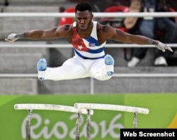 El gimnasta Manrique Larduet clasificó este sábado a tres de las finales de la disciplina.