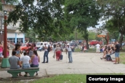 El parque Mónaco, lleno de gente para conectarse a internet (foto de Anddy Sierra)