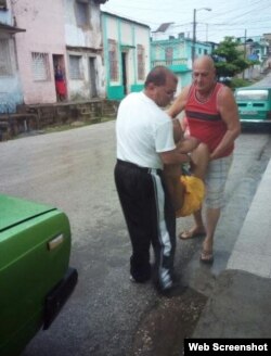 Fariñas en el momento que era trasladado al hospital.