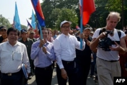 James Ricketson (d) filmando una protesta en Cambodia.