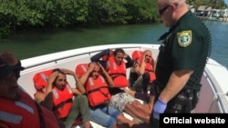 Grupo de balseros cubanos que tocaron tierra en Cayos de la Florida