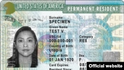 Ejemplo de green card o tarjeta verde, residencia permanente en EEUU. (USCIS)