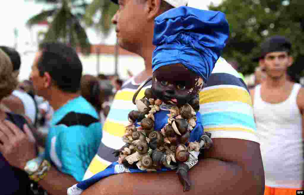 Cientos de personas participan en la procesión con la Virgen de Regla, en Cuba.