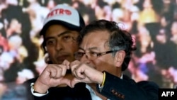 Gustavo Petro y su hijo, el diputado Nicolás Petro, celebran en Bogotá el triunfo electoral del 29 de mayo de 2022.