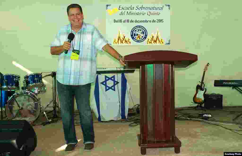 Pastor Bernardo de Quesada en el templo antes de ser destruido.