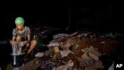 Los brotes de leptospirosis son muchas veces relacionados con inundaciones y huracanes. En esta foto, la estudiante de Odontología Julia Elena Azahares, de 23 años, lava ropa entre los escombros que dejó el huracán Matthew, en Baracoa, en 2016. (Foto AP/Ramón Espinosa)