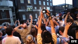 Un grupo de personas celebra el nacimiento del "bebé real" hoy, lunes 22 de julio de 2013, a las afueras del hospital St. Mary en Londres (Reino Unido).