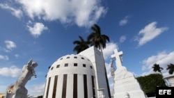 Un panteón de estilo Art Deco en el Cementerio Colón de la capital cubana.